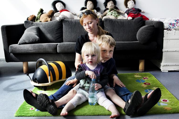 Feriebøvl. Anne-Camiila Nielsens mand er skraldemand, og han kan ikke få fri, når institutionerne lukker. Så Mika og Ida får kun en uge med far og mor. 