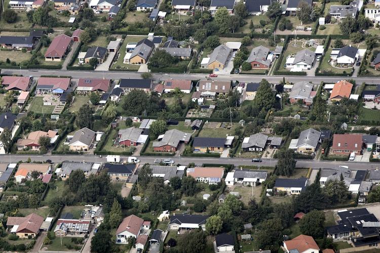 villa. Politikerne ryster i bukserne, når økonomer taler for at hæve boligskatten. Men de burde tage det mere roligt og fortælle vælgerne, at det slet ikke er så slemt at føre skattesatsen op til det niveau, den havde før skattestoppet. 