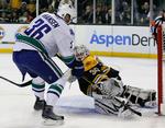 Øv! Jannik Hansen formåede ikke at passere Bostons supermålmand Tim Thomas i denne mand mod mand-duel. 