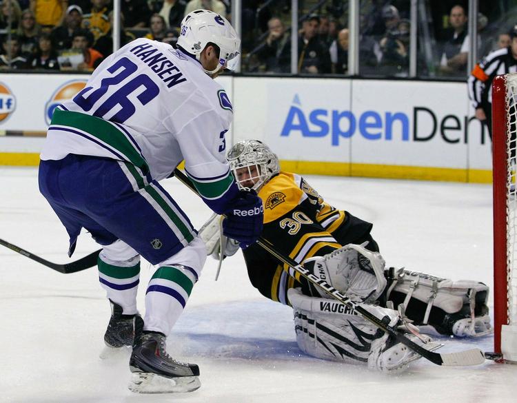 Øv! Jannik Hansen formåede ikke at passere Bostons supermålmand Tim Thomas i denne mand mod mand-duel. 