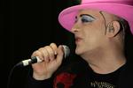 POP. Med bandet Cuklture Club slog Boy George igennem i 1982 med sanget 'Do you really want to hurt med'. I dag fylder han 50. 