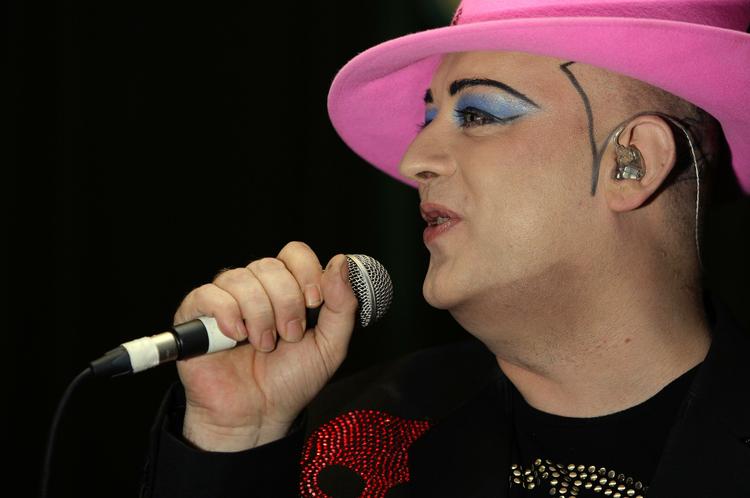 POP. Med bandet Cuklture Club slog Boy George igennem i 1982 med sanget 'Do you really want to hurt med'. I dag fylder han 50. 