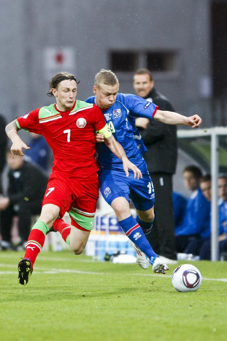 dirigenten. En væsentlig faktor på det hviderussiske EM-hold er Mikhail Sivakov (tv.), der var med til at vinde 2-0 over Island og Kolbeinn Sigthorsson (th.) i den første kamp. 