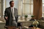 Charmør. Reklamemanden Don Draper lyver og horer sig gennem tilværelsen i 'Mad Men', og det bliver han formentlig med i tre sæsoner mere. 