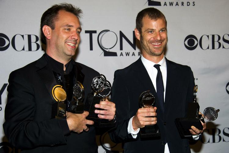 Vindere. Trey Parker og Matt Stone ses her til Tony-uddelingen. Deres mormon-musical vandt priserne for bedste musical, instruktion,  musik og bog. 