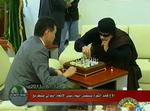 Fotobegivenhed. Moamar Gaddafi spillede skak til ære for fotograferne lørdag. Modstanderen er præsidenten for Det Internationale Skakforbund, Kirsan Ilyumzhinov. 