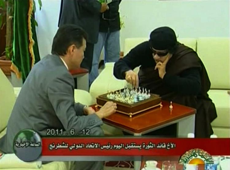 Fotobegivenhed. Moamar Gaddafi spillede skak til ære for fotograferne lørdag. Modstanderen er præsidenten for Det Internationale Skakforbund, Kirsan Ilyumzhinov. 