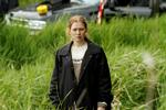 Opklaring. Sarah Linden (Mireille Enos) skal forsøge at opklare mordet på en 17-årig gymnasiepige i regnvåde Seattle. 