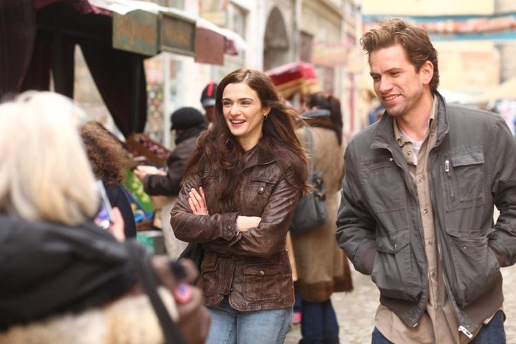 Stjerner. Rachel Weisz spiler overfor Nikolaj Lie Kaasi den nye triller 'The Whistleblower', som er baseret på en virkelig historie. 