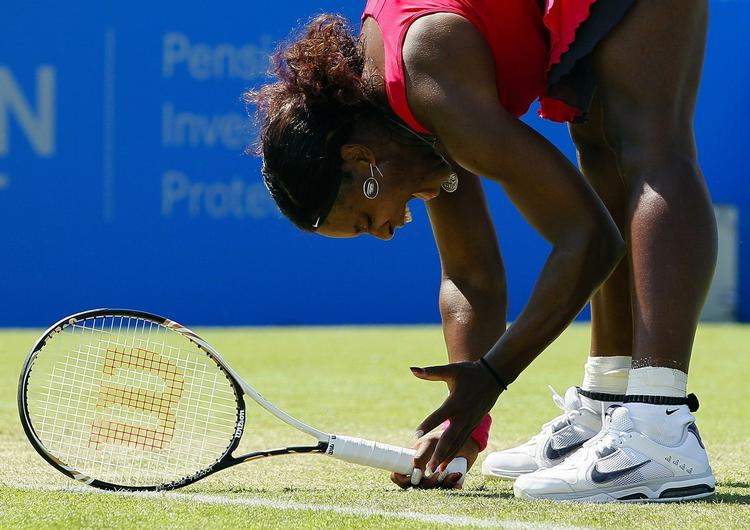 comeback. En frustreret Serena Williams banker ketsjeren i græsset og forsøger at råbe sig selv til dåd. Det lykkedes trods alt til sidst i kampen mod Tsvetana Pironkova. 