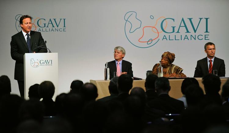 Donation. Flere regeringsledere var samlet i London for at bidrage til fattige børns sundhed. Fra venstre er det den britiske premierminister David Cameron, international udviklingsminister Andrew Mitchell, Liberias præsident Ellen Johnson Sirleaf og den norske premierminister Jens Stoltenberg. 