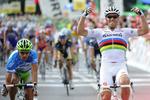 verdensmester. Norske Thor Hushovd (th) og Peter Sagan (tv) udkæmpede så drabelig en duel i spurten, at de slog hul til de øvrige sprintere. 