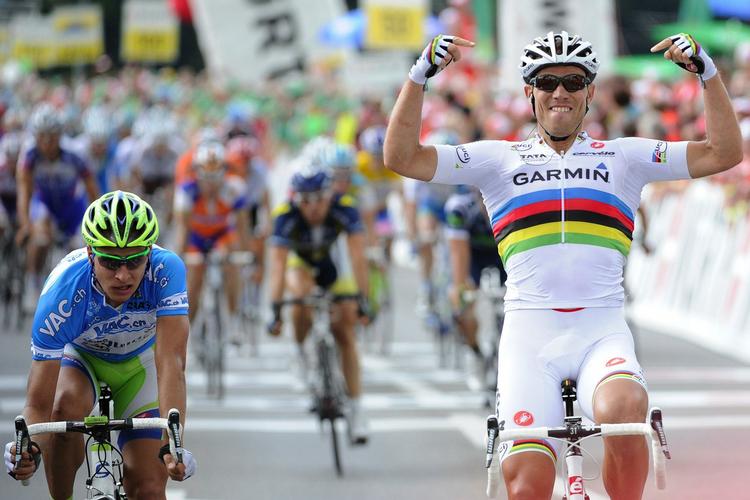 verdensmester. Norske Thor Hushovd (th) og Peter Sagan (tv) udkæmpede så drabelig en duel i spurten, at de slog hul til de øvrige sprintere. 