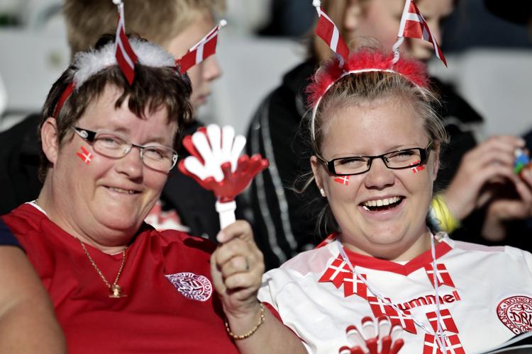 klar. Tilskuerne var mødt op i god tid i det gode vejr til Danmarks afgørende kamp mod Hviderusland. 