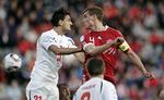 solidt. Danmarks anfører Andreas Bjelland (th) er kommet i vejen for mange hviderussiske angreb i første halvleg. 