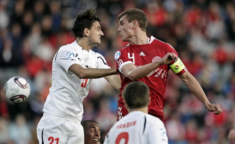 solidt. Danmarks anfører Andreas Bjelland (th) er kommet i vejen for mange hviderussiske angreb i første halvleg. 
