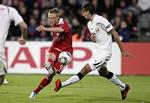 vilje. Danmarks Nicolai Jørgensen dribler sig forbi det hviderussiske forsvar og scorer fra distancen til 2-1. 