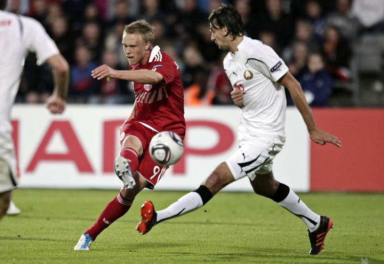 vilje. Danmarks Nicolai Jørgensen dribler sig forbi det hviderussiske forsvar og scorer fra distancen til 2-1. 