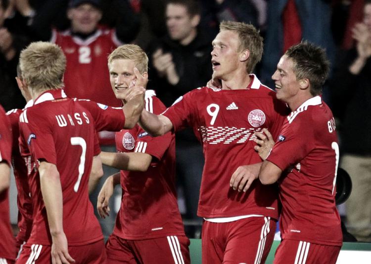 jubel. Danske spillere fejrer Nicolai Jørgensens (nummer to fra højre) afgørende scoring i kampen mod Hviderusland. 