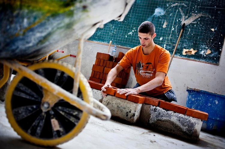 praktikdrøm. 19-årige Philip Thranegaard er ved at uddanne sig til murer på Teknisk Skole i Rødovre. Han har endnu ikke fundet en praktikplads, selv om han har søgt syv steder. »De sagde alle sammen, at de ville ringe tilbage, men jeg har endnu ikke hørt noget«, fortæller han. 