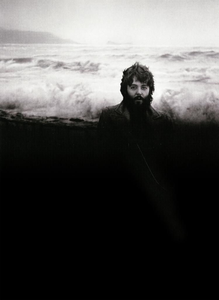 vadested. Med udgivelserne følger store bøger, der ikke mindst rummer en masse private fotografier. Her er vi  i 1969, da Paul McCartney endnu afsøger sin musikalske identitet som soloartist. 