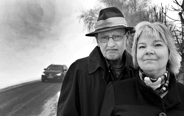 parløb. De har arbejdet sammen i mange år som journalister på Randers Amtsavis. De krimidebuterede med  'Bunker' og er nu aktuelle med 'Vildspor'. 