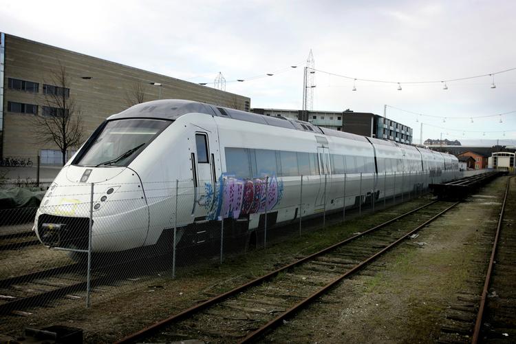TOGDRIFT. Et af DSB's IC4-tog holder skæmmet af grafitti på banearealet i Aarhus. Nu har det tyske jernbaneselskab fået problemer med at få deres nye lokaltog til at fungere. 