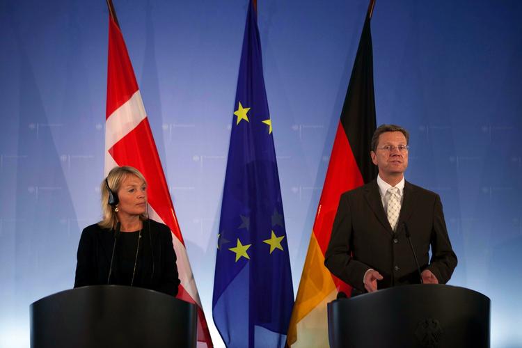 Charmebesøg. Lene Espsersen til møde om den danske grænsekontrol med den tyske udenrigsminister, Guido Westerwelle, i Berlin i dag. Fredag og mandag mødes den danske udenrigsminister med sine svenske og polske kolleger. 