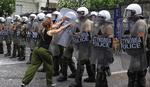 Ballade. En enlig demonstrant mødes med det talstærke græske politi på pladsen foran parlamentsbygningen i Athen. 