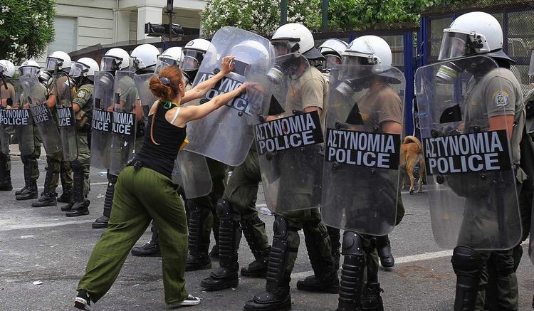 Ballade. En enlig demonstrant mødes med det talstærke græske politi på pladsen foran parlamentsbygningen i Athen. 