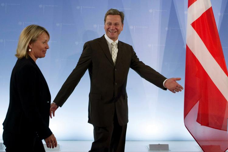 Velkommen. Lene Espersen dirigeres til sin talerstol ved pressemødet med sin tyske kollega, Guido Westerwelle, i Berlin i dag. 