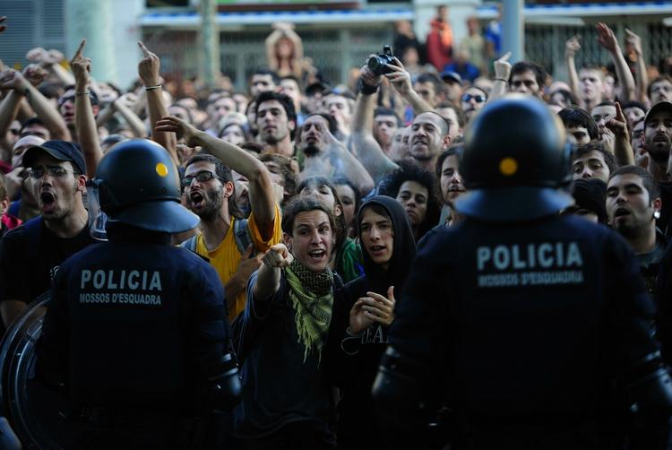 Demonstration. Tusindvis af vrede demonstranter har samlet sig ved det catalanske parlament i Barcelona. 