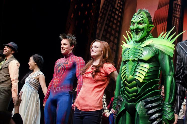 Tæppefald. Skuespillerne modtager begejstret bifald efter premieren i aftes i New York. Anmelderne er knap så begejstrede. »Først akt var ringe. Rigtig, rigtig dårlig. Anden akt var en anelse mindre ringe«, lyder skudsmålet f.eks. i magasinet IndieWire. 