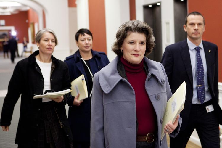 Modvind. Gitte Lillelund Bech er kommet i modvind efter, at Rigsrevisionen har kritiseret økonomistyringen i forsvaret. S og SF vil have en redegørelse i forligskredsen. 