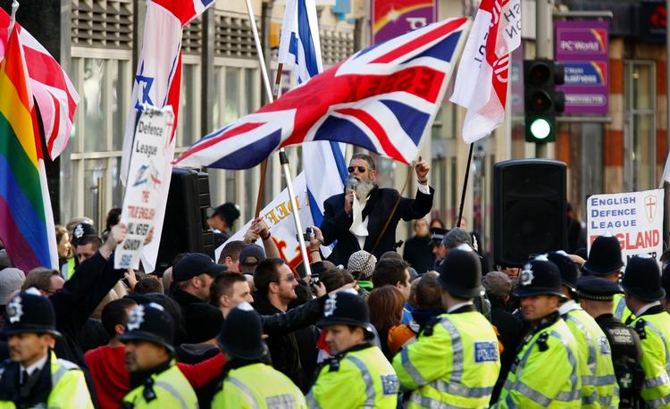 Uro. English Defence League har holdt flere demonstrationer i Storbritannien. Nu risikerer stifteren en fængselsstraf for vold. 