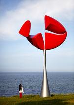 vinden. Phil Price står for vindmobilen, der ligner et par gigantiske læber, som bevæger sig ved den mindste vind. Det er et af de få gode værker på udstillingen. 