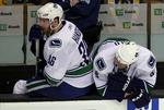 nedslået. Jannik Hansen (tv) ser på, mens Vancouver Canucks taber den sjette indbyrdes finalekamp i Boston. Nu er også den syvende kamp tabt for canadierne. 