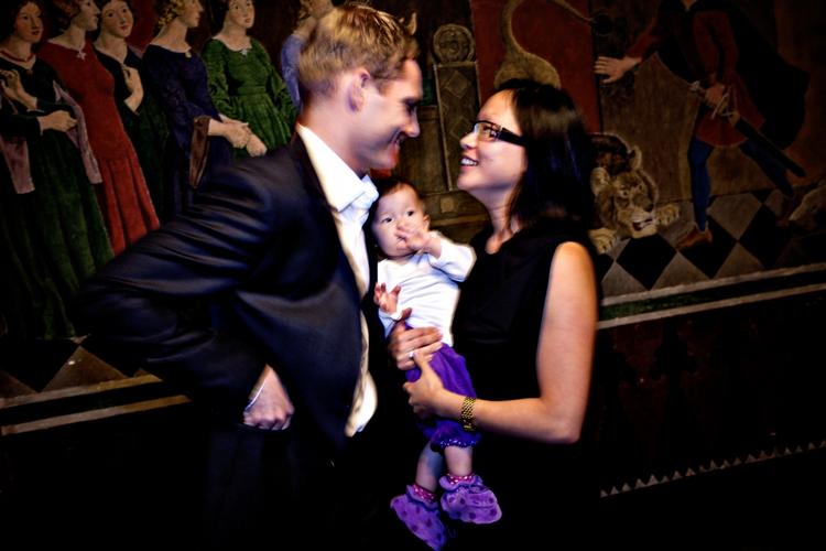 Bryllup. Tilde Lee Augustinussen siger ja til Henrik Bjørn Katholm på Københavns Rådhus med datteren Philippa som nærmeste viden. Arkivfoto. 
