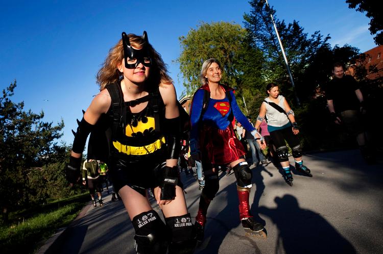 HJULSPIN. Fredagens tema er superhelte, men selv om man er udødelig, anbefaler folkene fra Friday Night Skate, at man bruger hjelm  samt beskyttere på knæ og håndled. Skulle man alligevel komme til skade, er Flying Nurses parat med hurtig førstehjælp. 