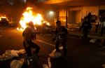optøjer. Vrede, fulde fans af Vancouver Canucks gik amok i en hærværksrus i den canadiske storby efter nederlaget i NHL-finalen. Storskærme blev ødelagt efter nederlaget, hvorefter der blev sat ild til containere, biler og smadret vinduer og butikker. 