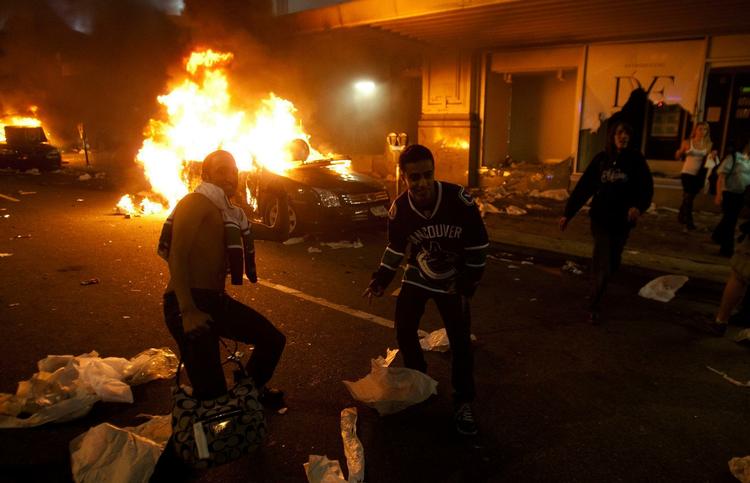 optøjer. Vrede, fulde fans af Vancouver Canucks gik amok i en hærværksrus i den canadiske storby efter nederlaget i NHL-finalen. Storskærme blev ødelagt efter nederlaget, hvorefter der blev sat ild til containere, biler og smadret vinduer og butikker. 
