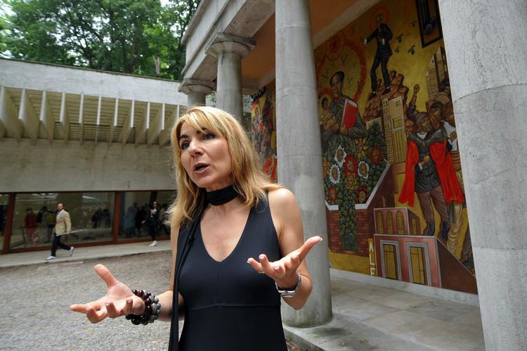 Biennale. Græskbelgiske Katerina Gregos har kurateret Den Danske Pavillon på Venedig Biennalen 2011. Temaet har været ytringsfrihed og pavillonen er blevet udsat for heftig debat. 