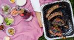 Delilækkert. Hos Madsyngeri får man både ternet dug og grill med, når man bestiller en sankthanskurv. 