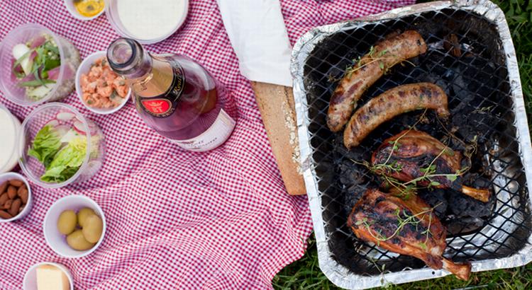 Delilækkert. Hos Madsyngeri får man både ternet dug og grill med, når man bestiller en sankthanskurv. 