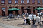 Fredfyldt. Man kan høre fuglene kvidre, når man indtager sin kaffe - måske ledsaget af et stykke af stedets fremragende jordbærtærte - på Café MoneyPenny. Foto: Klaus Holsting 