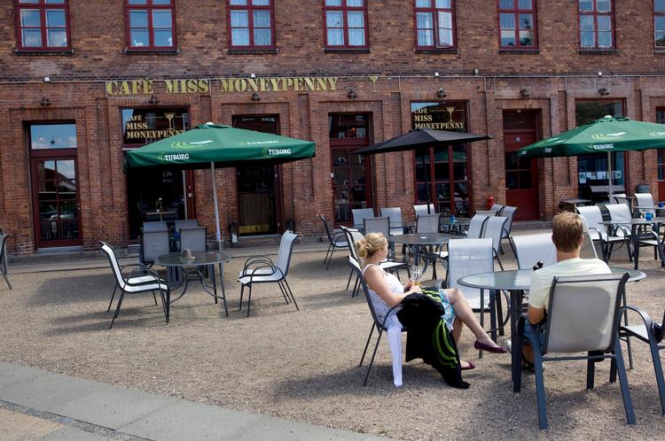 Fredfyldt. Man kan høre fuglene kvidre, når man indtager sin kaffe - måske ledsaget af et stykke af stedets fremragende jordbærtærte - på Café MoneyPenny. Foto: Klaus Holsting 