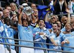 ølfest. Amerikanske Budweiser bliver ny sponsor for FA Cuppen. Her fejrer spillerne fra Manchester City at have vundet sæsonens udgave af pokalturneringen. 