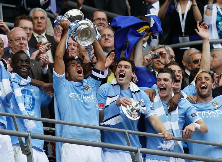 ølfest. Amerikanske Budweiser bliver ny sponsor for FA Cuppen. Her fejrer spillerne fra Manchester City at have vundet sæsonens udgave af pokalturneringen. 
