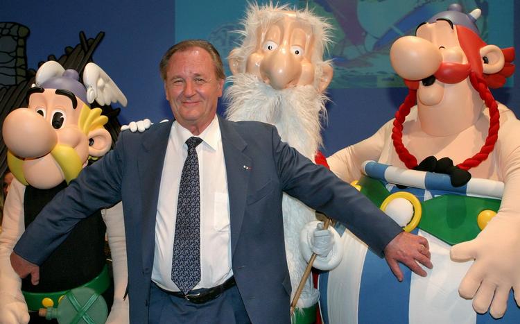 Gallere. Tegneren Uderzo poserer med sine tegneseriefigurer Asterix, Miraculix og Obelix, da han i 2004 modtager 'Max &amp; Moritz' prisen i den tyske by Erlangen. 