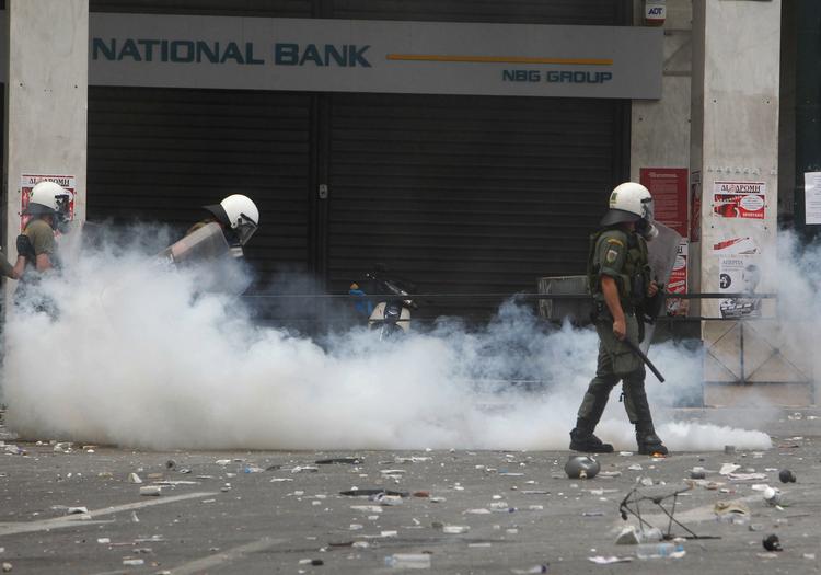 Uro. Græsk politi på overarbejde under de voldsomme demonstrationer mod regeringen i Grækenland. 
